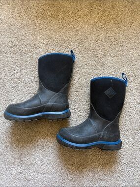 Muck Boot Kids Element Black Waterproof Pull-On Boots Blue Trim